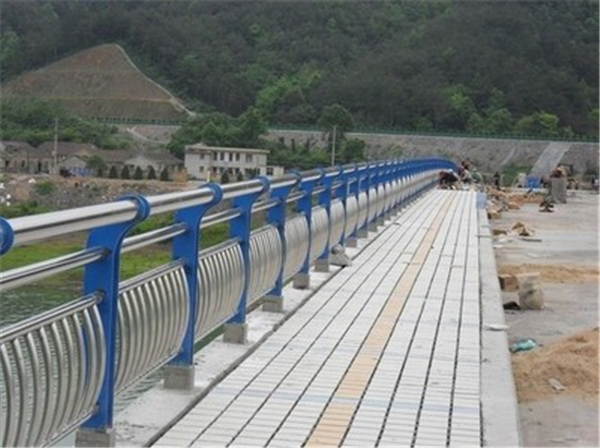 甘肃不锈钢桥梁护栏的特性及其在现代建筑中的应用